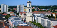 Turm der Garnisonkirche Potsdam, Straße und Hochhäuser im Umfeld