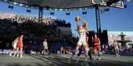 Deutsche Basketballerin springt hoch und wirft auf den Korb