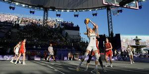 Deutsche Basketballerin springt hoch und wirft auf den Korb