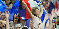 Zuschauerin mit französischer Fahne im Publikum