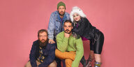 Die vier Musiker:innen der australischen Band Hiatus Kaiyote vor rosa Hintergrund