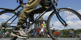 Radfahrende Person vor der Siegessäule