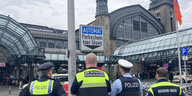 Eine "Quattro-Streife" aus Sicherheitskräften der Bundes- und Landespolizei, der Hochbahn-Wache und der DB-Sicherheit steht vor dem Hamburger Hauptbahnhof.