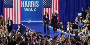 US-Vizepräsidentin Kamala Harris und ihr neuer Running Mate Tim Walz betreten die Wahlkampfbühne in Philadelphia, Pennsylvania.