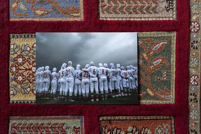 Das Foto einer Frauenfußballmannschaft liegt auf einem Teppich mit orientalischem Muster