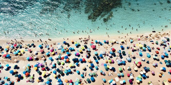 Eine Luftaufnahme von einem überfüllten Strand auf Sardinien.