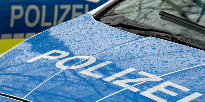 Der Schriftzug ·Polizei· auf der Kühlerhaube eines Autos