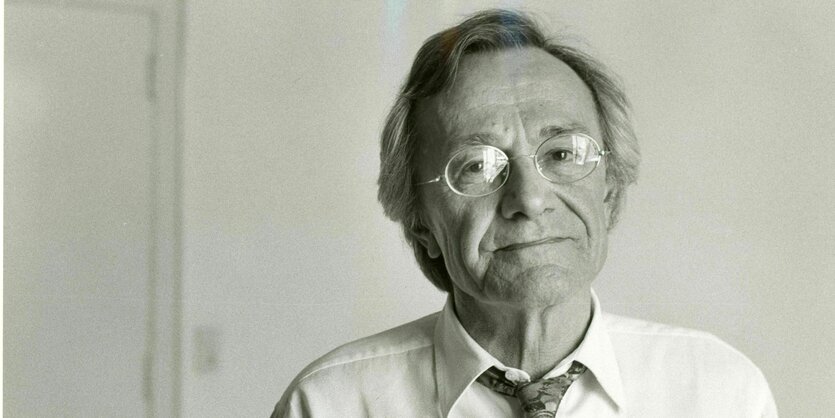 schwarz-weiss Portrait von Jean -Francois Lyotard. Er trägt Hemd mit Krawatte und lächelt leicht in die Kamera