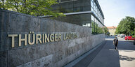 'Thüringer Landtag' steht an der Fassade des Landtags in Erfurt.