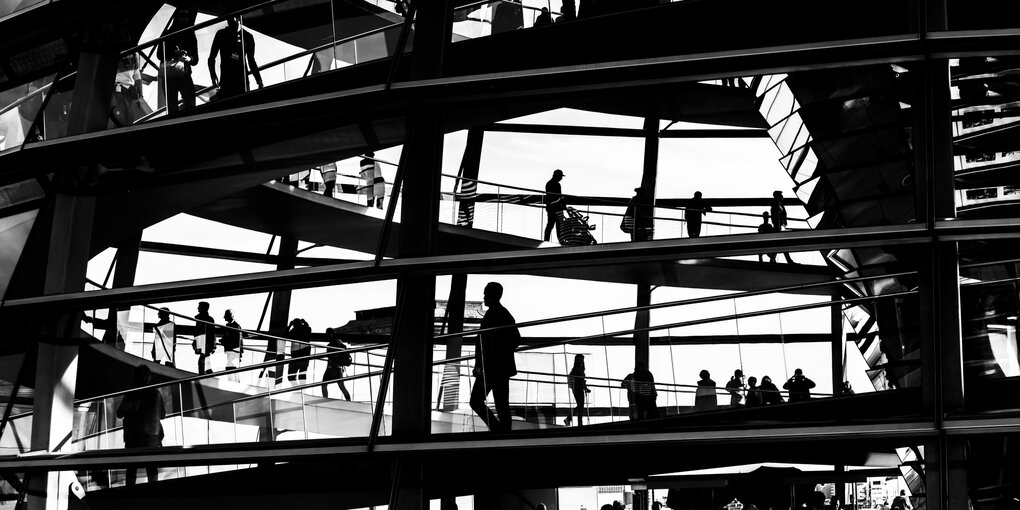 Menschen bewegen sich im Bundestag