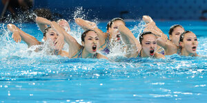 Chinesische Synchronschwimmerinnen bei ihrer Vorführung.