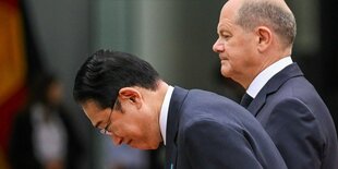 Fumio Kishida, Ministerpräsident von Japan, wird von Bundeskanzler Olaf Scholz (r, SPD), mit militärischen Ehren, empfangen.