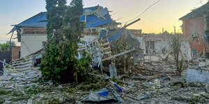 Ein beschädigtes Haus nach Beschuss durch die ukrainische Seite in der Stadt Sudzha in der Region Kursk an der Grenze zur Ukraine.