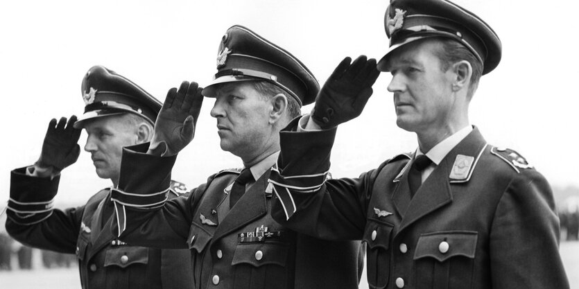 Drei Leutnante der Wehrmacht salutieren auf dem Flugplatz Ahlhorn bei Oldenburg, im April 1961.