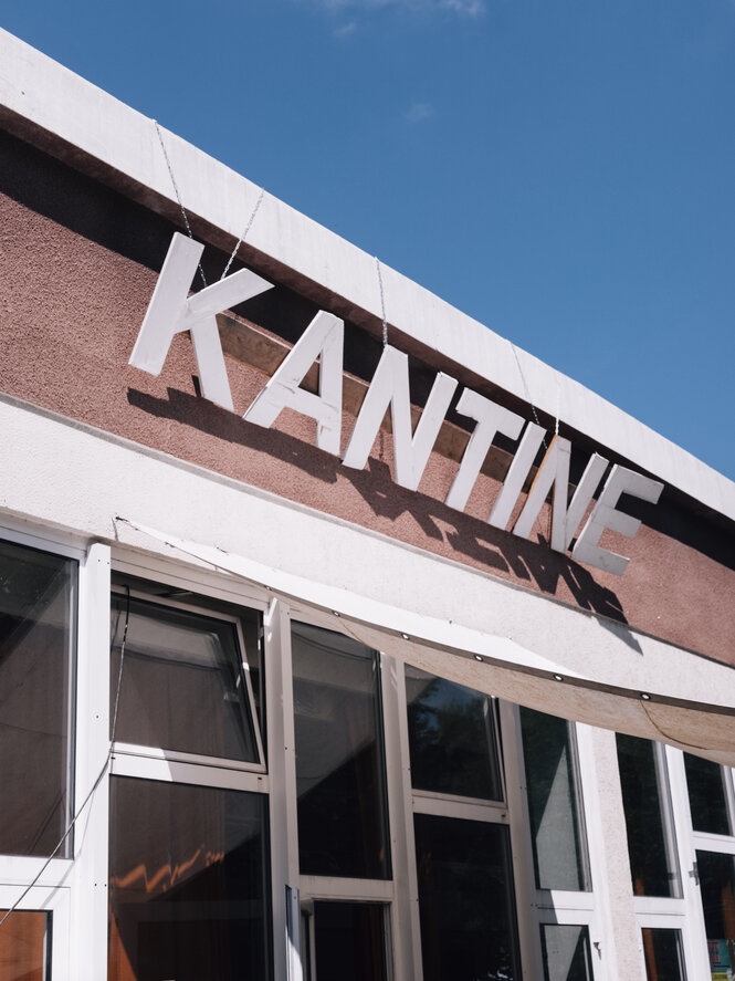 Die Aufschrift "Kantine" am Haus