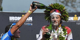 Jan Frodeno wird mit Champagner übergossen