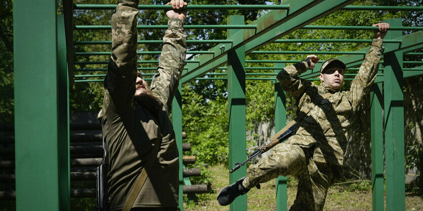 Soldaten trainineren an Klettergeräten