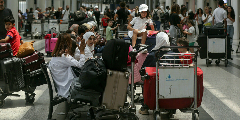 Passagiere warten in der Abflughalle des Beiruter Flughafens.