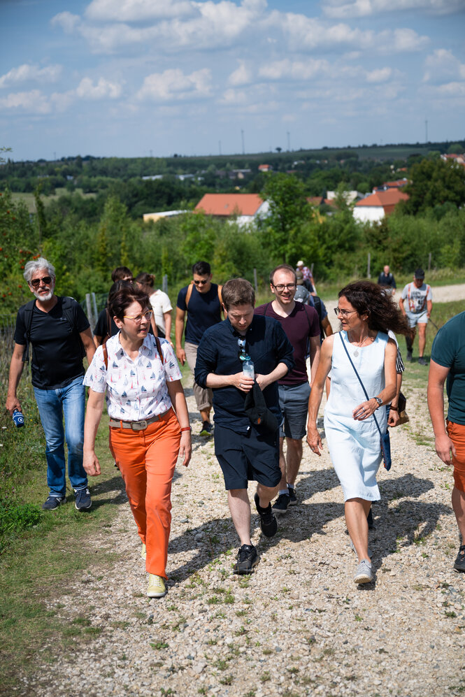 Eine Gruppe von Menschen wandert.