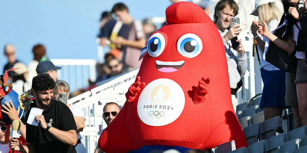 Olympische Maskottchen auf der Zuschauertribüne