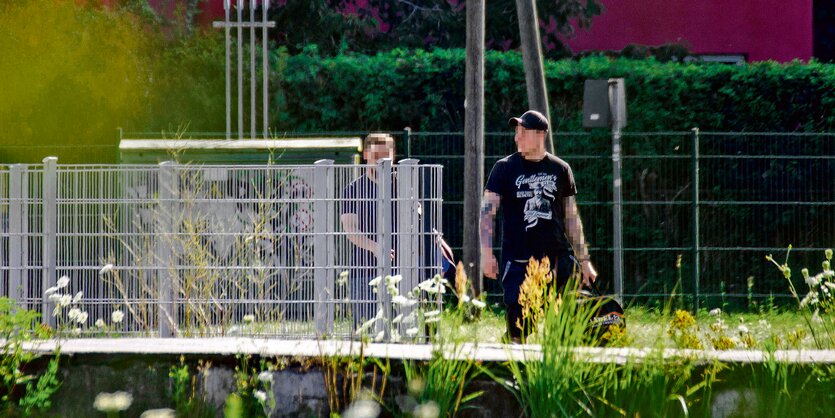 Das foto zeigtNeonazis auf dem Weg zum Training im Sportkomplex Rennbahnstraße