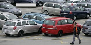 Opel Astra und Zafira stehenvor dem Werk von General Motor in Bochum 2005.