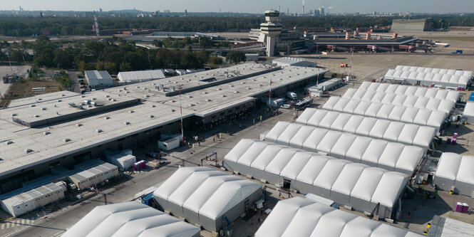 Leichtbauhallen stehen als Notunterkunft für Geflüchtete am ehemaligen Flughafen Tegel.