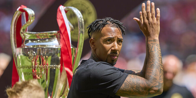 Das Bild zeigt Jerome Boateng mit Champions-League-Pokal