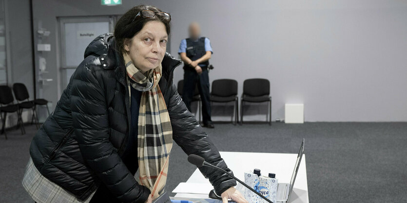 Birgit Malsack-Winkemannan stützt sich auf ihren Tisch im Gerichtssaal