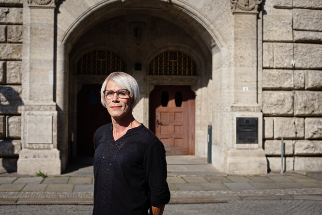 Vanessa Mannteufel vor dem Standesamt Leipzig.