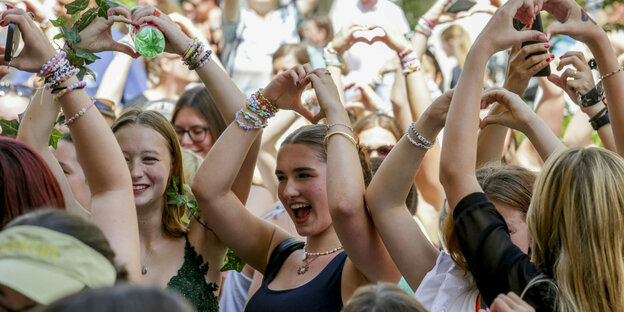 Junge Frauen singen und tanzen in Wien auf den Straßen.