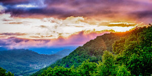 Farbenfroher Sonnenaufgang in den Blue Ridge Mountains in North Carolina