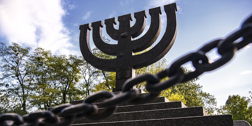 Das Menora-Denkmal zum Gedenken an die jüdischen Opfer in der nationalen historischen Gedenkstätte Babyn Yar in der Ukraine.