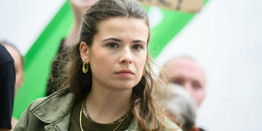 Luisa Neubauer, Sprecherin von Fridays for Future Deutschland, protestiert bei einer Aktion vor dem niedersächsischen Landtag, am 9. 8. 2024.