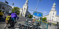 Das Bild zeigt die Radfahrer:innen-Hölle Frankfurter Tor in Friedrichshain