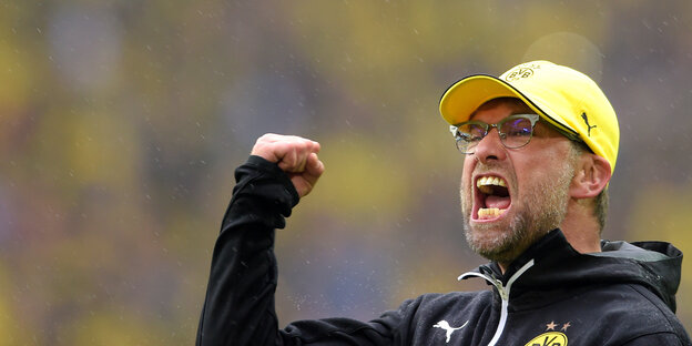 Der Dortmunder Trainer Jürgen Klopp verabschiedet sich in Dortmund von den Fans.