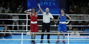 Moment der Gewissheit: Imane Khelif (l.) wird Olympiasiegerin gegen die Chinesin Yang Liu