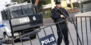 Ein bewaffneter Polizist sichert den Tatort in Ankara.