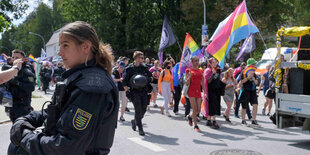 Demonstrant*innen mit Regenbogenfahne beim CSD in Bautzen