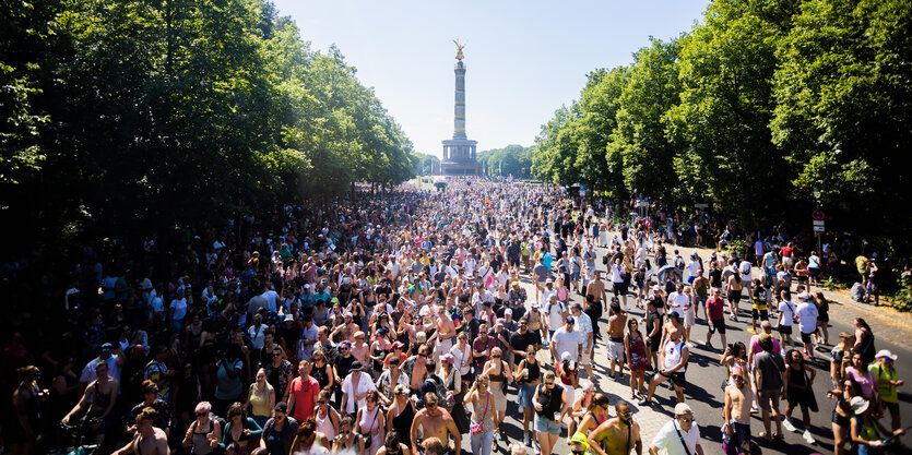 Menschen feiern bei der Technoparade «Rave the Planet» auf der Straße des 17. Juni vor der Siegessäule.