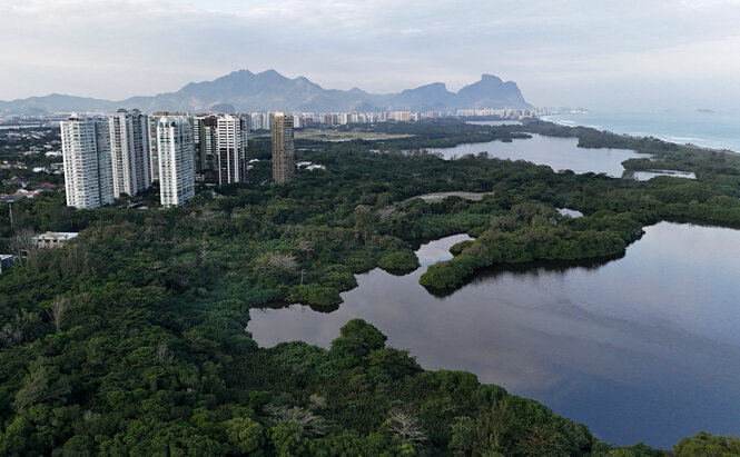 Die Lagune von oben, im Hintergrund Apartmentkomplexe