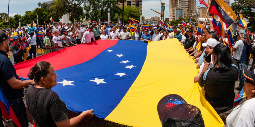 Protestierende mit Flagge Venezuelas