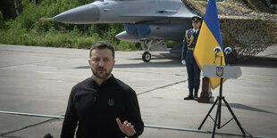 Wolodymyr Selenskyj, Präsident der Ukraine, beantwortet Fragen der Medien vor einem der F-16-Kampfjets der ukrainischen Luftwaffe.