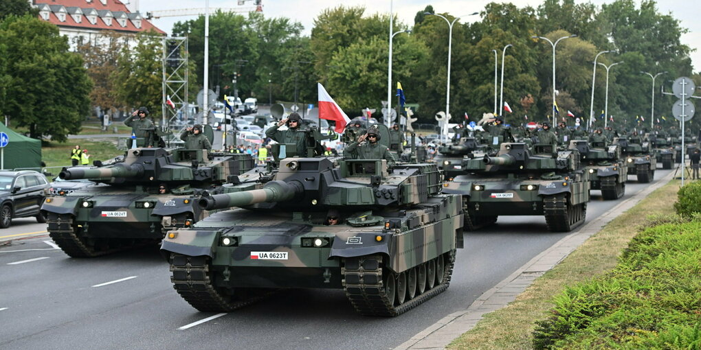 Eine Panzerparade auf einer ländlichen Straße