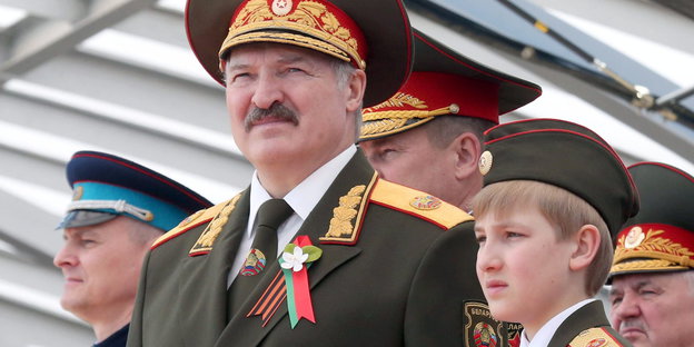 Lukaschenko und sein Sohn in Uniform auf einem Festakt.