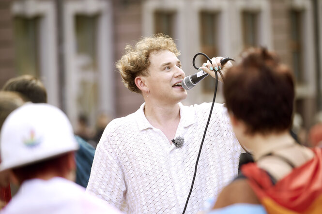 Ein Organisator spricht beim CSD in Bautzen. Er heißt Jonas Löschau