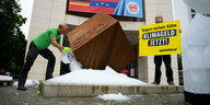 Ein Aktivist hält bei einer Protestaktion der Umweltschutz-Organisation Greenpeace vor der SPD-Zentrale ein Schild mit der Aufschrift "Gegen soziale Kälte - Klimageld jetzt!"