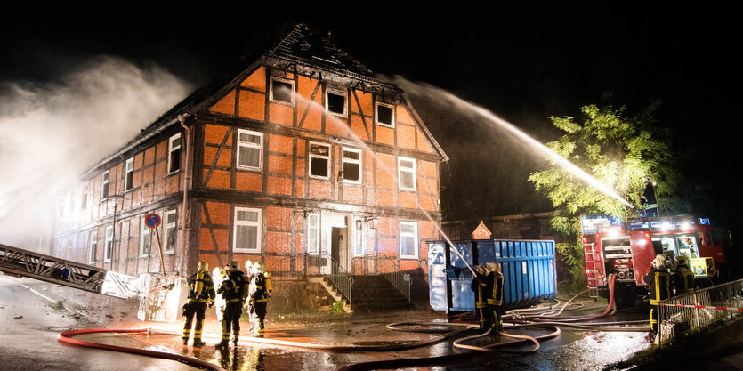 Feuerwehrleute löschen den Brand in der Nacht