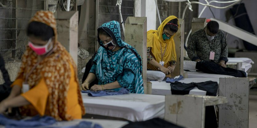 Frauen arbeiten in einer Textilfabrik in Dhaka