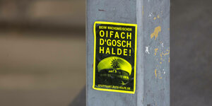 In schwäbischem Idiom macht die Rote Hilfe auf einem Sticker auf ihre Unterstützung aufmerksam, sollte jemand in Konflikt mit der Polizei geraten. „Beim Wachdmeischdr: Oidfach D'Gosch Halde!“ steht da (deutsch: „Beim Wachtmeister einfach die Klappe halten